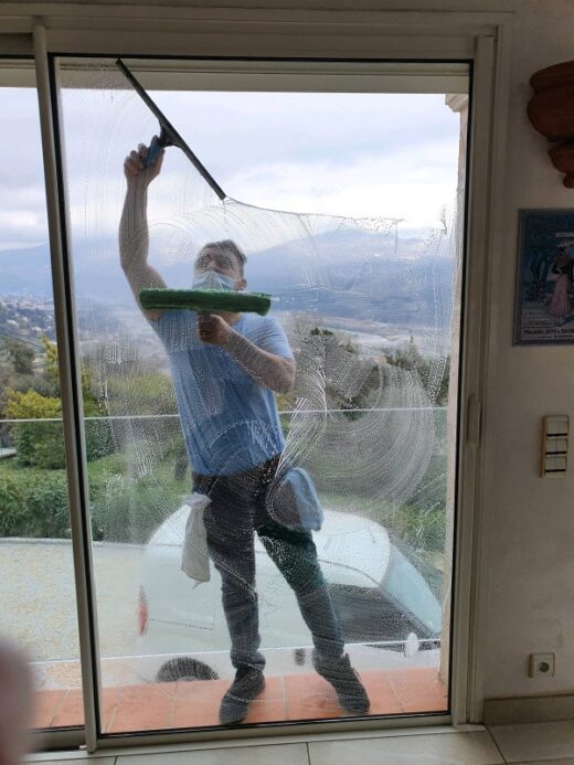 Nettoyage&#x20;des&#x20;vitres&#x20;Int&#x00E9;rieurs&#x20;et&#x20;ext&#x00E9;rieurs&#x20;dans&#x20;une&#x20;villa&#x20;&#x00E0;&#x20;Vence