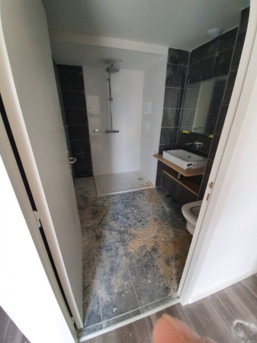 Remise&#x20;en&#x20;&#x00E9;tat&#x20;apr&#x00E8;s&#x20;chantier&#x20;d&amp;&#x23;8217&#x3B;une&#x20;salle&#x20;de&#x20;bain&#x20;d&amp;&#x23;8217&#x3B;un&#x20;h&#x00F4;tel&#x20;situ&#x00E9;&#x20;&#x00E0;&#x20;Antibes