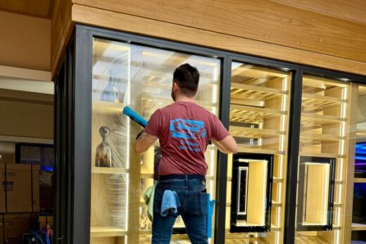 Nettoyage après chantier d&#8217;une boutique entièrement rénové avant l&#8217;ouverture du magasin à Cannes