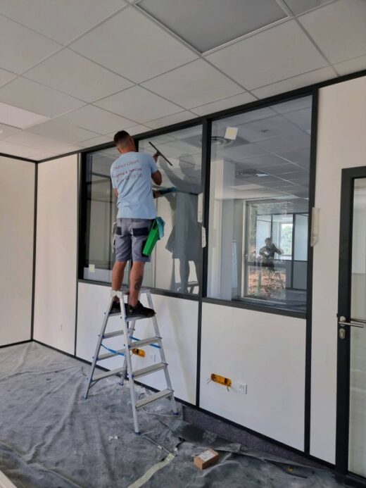 Nettoyage&#x20;de&#x20;vitres&#x20;bureaux,&#x20;boutiques,&#x20;r&#x00E9;sidences,&#x20;particuliers,&#x20;cloison&#x20;s&#x00E9;parateur&#x20;&#x20;sur&#x20;secteur&#x20;Cannes&#x20;et&#x20;dans&#x20;toute&#x20;les&#x20;villes&#x20;de&#x20;Alpes-Maritimes