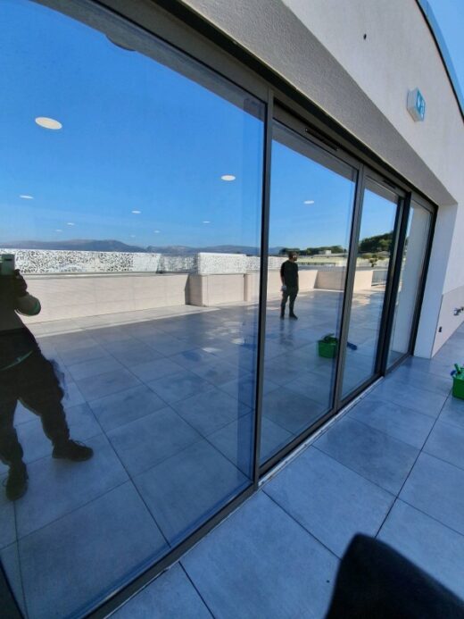 Nettoyage&#x20;de&#x20;vitres&#x20;pour&#x20;un&#x20;h&#x00F4;tel&#x20;&#x00E0;&#x20;Antibes