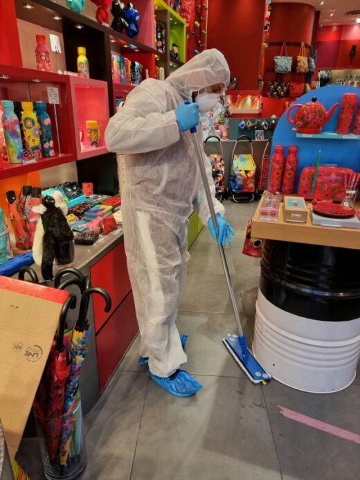 D&#x00E9;sinfection&#x20;COVID-19&#x20;d&amp;&#x23;8217&#x3B;une&#x20;boutique&#x20;&#x00E0;&#x20;Cannes