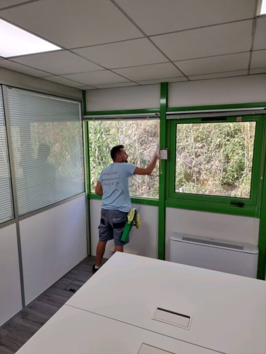Nettoyage&#x20;de&#x20;vitres&#x20;sur&#x20;la&#x20;ville&#x20;de&#x20;Mougins&#x20;et&#x20;alentours