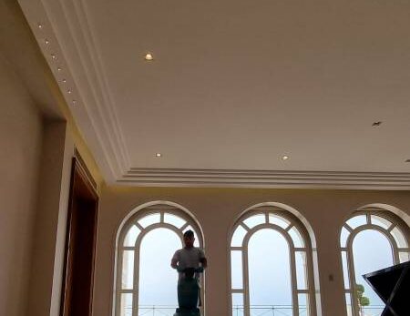 Nettoyage des sols haut de gamme de type travertin dans une villa à Super Cannes