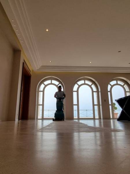 Nettoyage&#x20;des&#x20;sols&#x20;haut&#x20;de&#x20;gamme&#x20;de&#x20;type&#x20;travertin&#x20;dans&#x20;une&#x20;villa&#x20;&#x00E0;&#x20;Super&#x20;Cannes