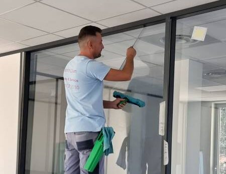 Nettoyage de vitres intérieurs et extérieurs pour bureaux d&#8217;entreprise à Antibes