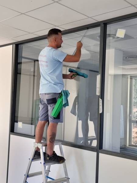 Nettoyage&#x20;de&#x20;vitres&#x20;int&#x00E9;rieurs&#x20;et&#x20;ext&#x00E9;rieurs&#x20;pour&#x20;bureaux&#x20;d&amp;&#x23;8217&#x3B;entreprise&#x20;&#x00E0;&#x20;Antibes