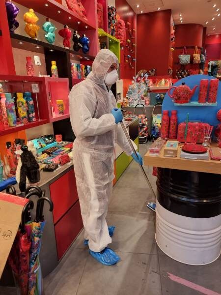 Covid&#x20;19&#x3A;&#x20;Soci&#x00E9;t&#x00E9;&#x20;de&#x20;nettoyage&#x20;d&amp;&#x23;8217&#x3B;un&#x20;commerce&#x20;apr&#x00E8;s&#x20;les&#x20;f&#x00EA;tes&#x20;&#x00E0;&#x20;Nice